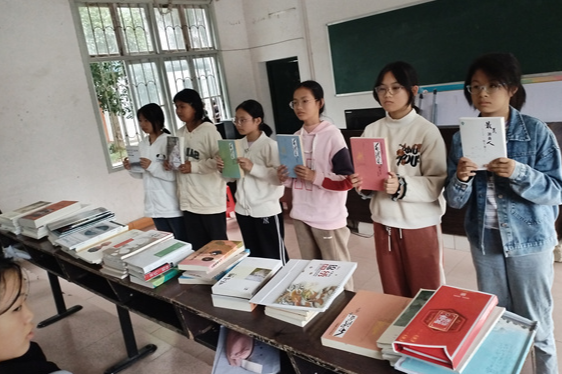 新晃扶罗镇中学：乡贤赠书助力侗乡学子