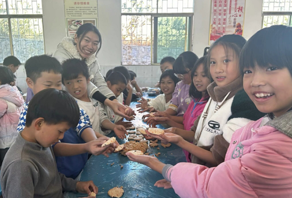 临武县土地小学：食堂小实践 感恩大教育