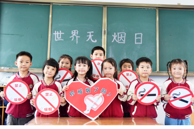 江永：学生争当“禁烟宣传小卫士”