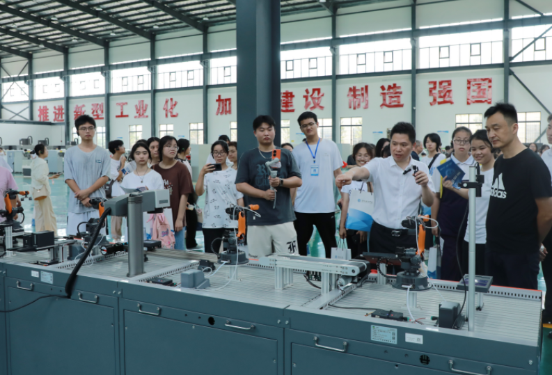 湖南科技学院：“校园开放日”考生沉浸式探校