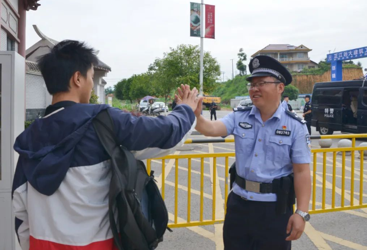 【湘伴高考2024现场直击】芷江：场内“执笔为剑”，场外“时刻坚守”