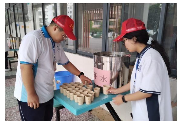 【湘伴高考2024现场直击】平江一中：考点里有一群“小红帽”