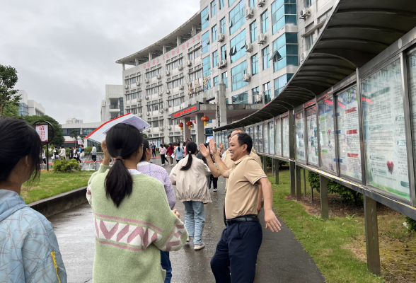 【湘伴高考2024现场直击】洪江市芙蓉中学考点：“老师，我们要再击一次掌！”