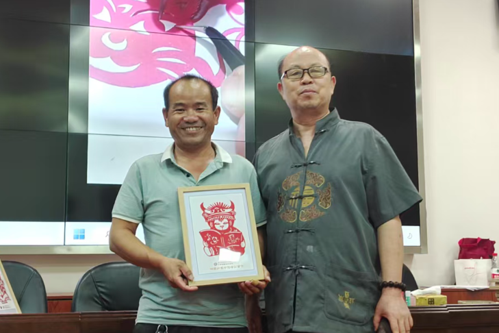 一场教育与非遗的双向奔赴：湘西师徒让踏虎凿花“凿”进课堂