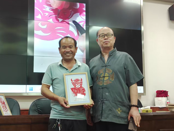 一场教育与非遗的双向奔赴：湘西师徒让踏虎凿花“凿”进课堂