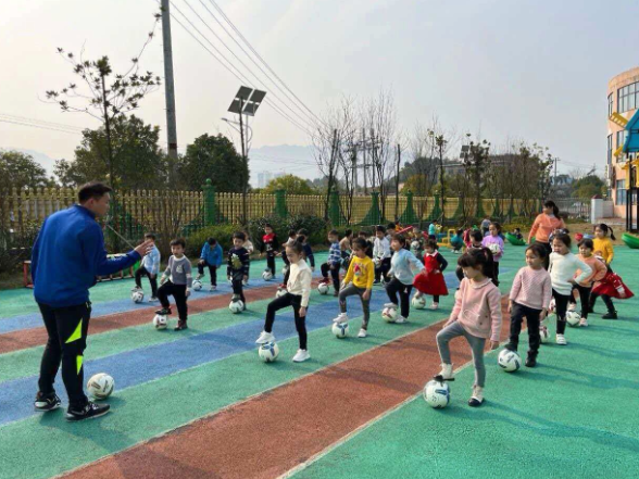 小足球大梦想！看资兴市鲤鱼江幼儿园如何把足球玩成“爆款游戏”‌