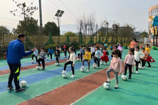 小足球大梦想！看资兴市鲤鱼江幼儿园如何把足球玩成“爆款游戏”‌