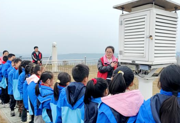 双牌县第一小学：科学教育进基地  探索气象“风云变幻”