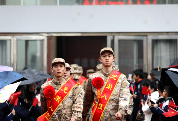 【鼎城区站】江南中学：雨中欢送 情暖军心