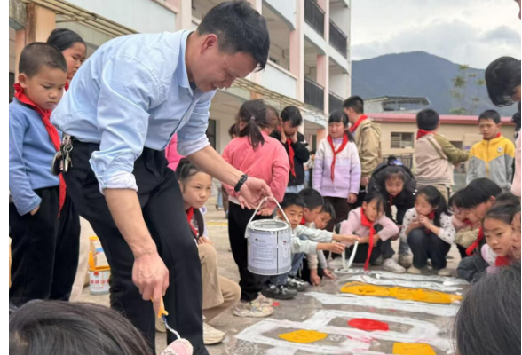 江华桥市乡中心小学：让课间活起来
