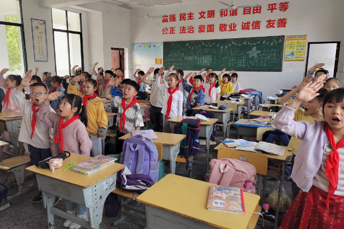 鼎城区谢家铺中学：每天“五分钟” 红歌唱响校园