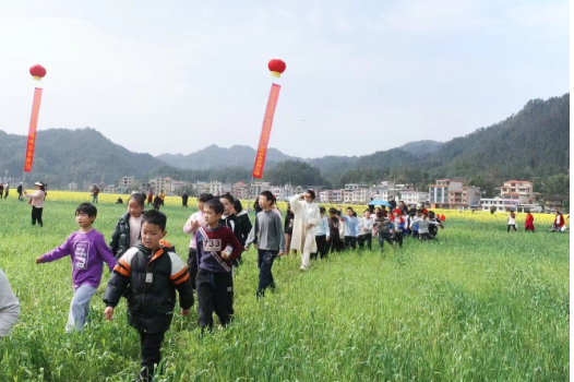【校长喊你来跑步】隆回县司门前镇石山湾小学：这所村小的跑道会“变魔术”