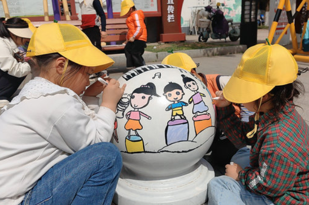 石门九澧幼儿园：石墩上的童心童画