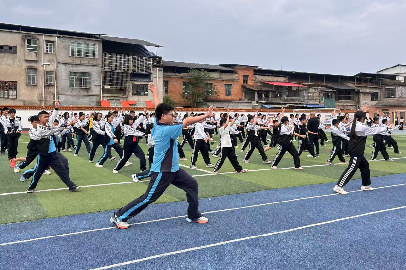 南县明山头镇中学：武术操闪亮登场 传统文化扎根青春课间