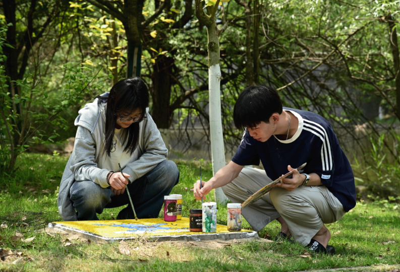南华大学师生携手打造创意井盖微景 绘就校园风景线