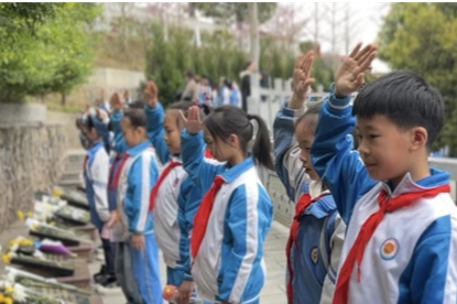 【新晃站】晃州镇第三完全小学：纪念碑下上思政课