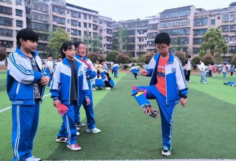 【校长喊你来跑步】新邵县：校长变身“运动搭子” 校园掀起“热练”风暴