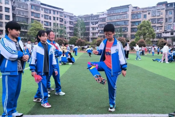 【校长喊你来跑步】新邵县：校长变身“运动搭子” 校园掀起“热练”风暴
