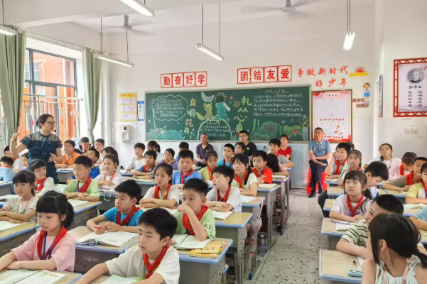 【耒阳站】紫峰小学：课堂“小窗口”  家校“大桥梁”