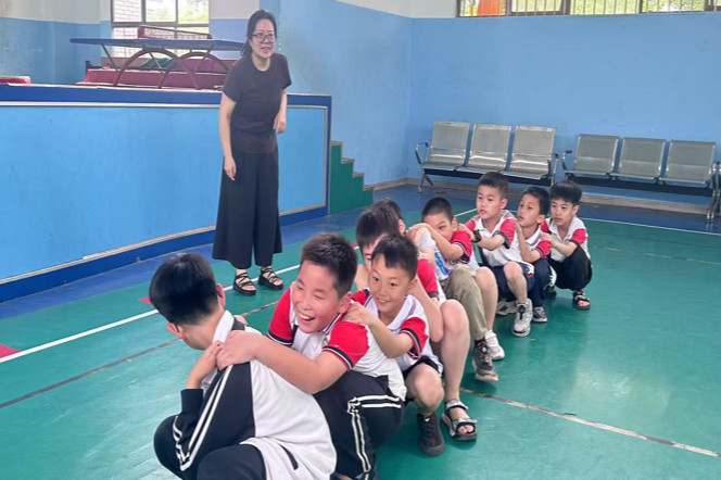 【衡南站】明德小学：“心桥共建”团体辅导点燃团队协作火花