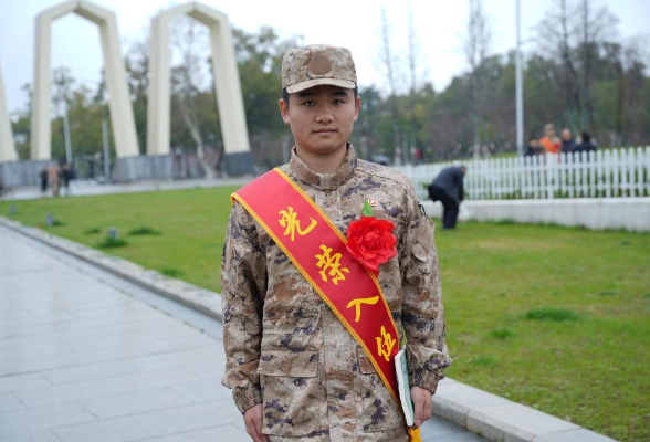 “只要国家需要，我愿意一直留在军营”——记湘潭理工学院首位“二次入伍”学子周通