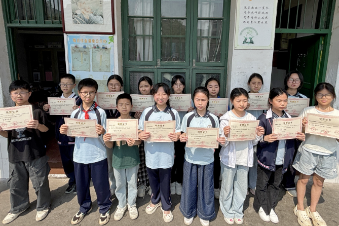 【衡东县站】新塘镇中心学校：十多位优秀小记者和指导老师登台领奖