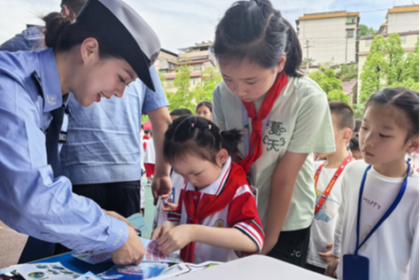 新晃一完小：趣味游艺学知识  爱路护路入童心
