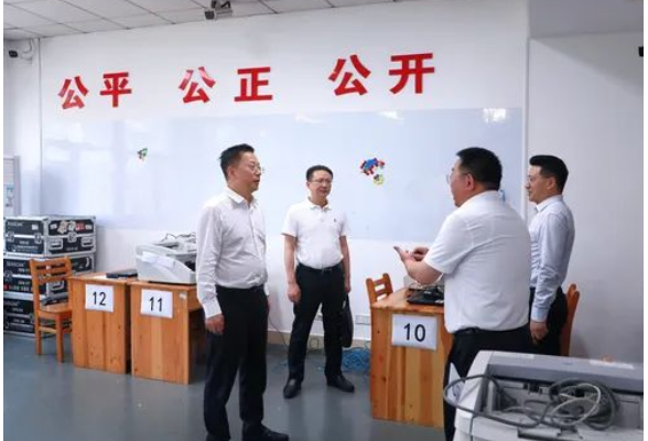 夏智伦到省教育考试院检查高考准备工作