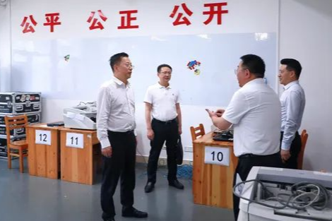 夏智伦到省教育考试院检查高考准备工作