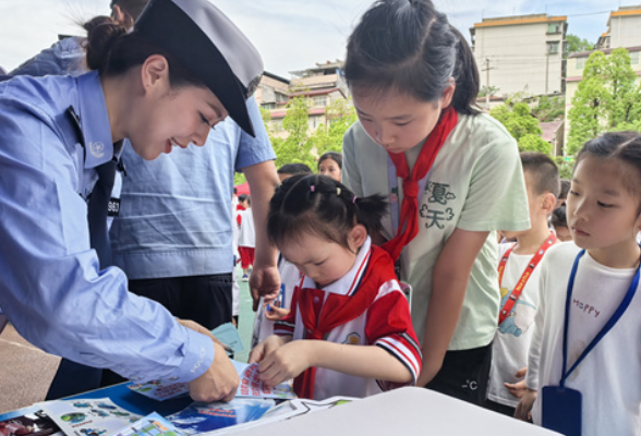 新晃一完小：趣味游艺学知识  爱路护路入童心