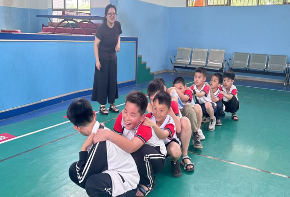 【衡南站】明德小学：“心桥共建”团体辅导点燃团队协作火花
