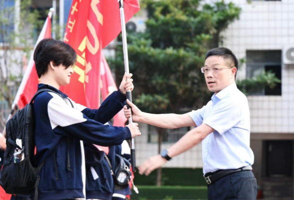益阳市第十五中学：踏红色印记 燃青春之火