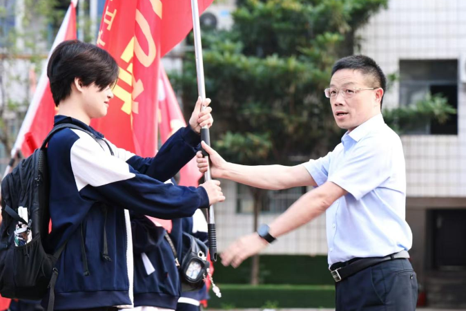 益阳市第十五中学：踏红色印记 燃青春之火