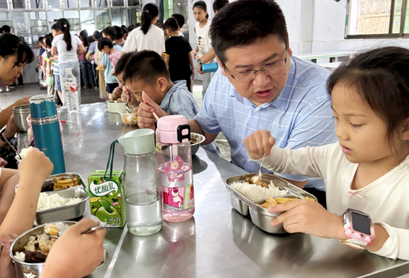 【衡东县站】新塘镇中心学校：书记与孩子们共享午餐