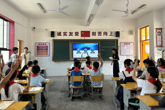 石门三圣完小：跨校共研探索智慧教育新路径