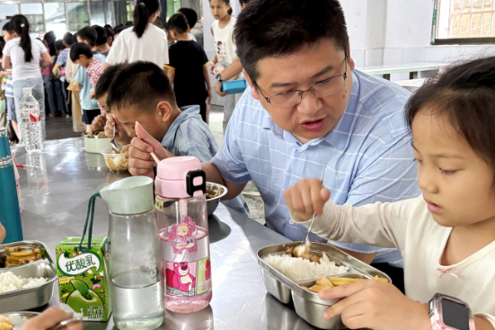 【衡东县站】新塘镇中心学校：书记与孩子们共享午餐