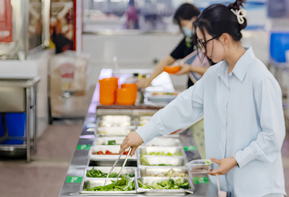 “轻食风”来袭！长沙理工大学食堂健康餐受热捧