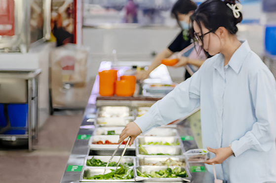 “轻食风”来袭！长沙理工大学食堂健康餐受热捧