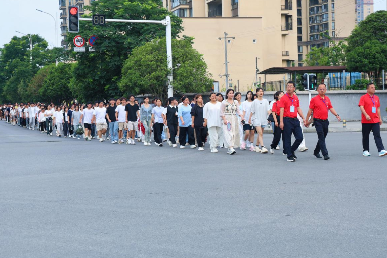 【湘伴高考2025现场直击】高考第一天，看花垣1851名考生乘风破浪
