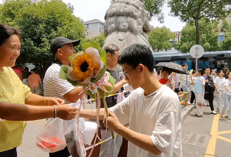 【湘伴高考2025现场直击】桃源县第二中学考点：温情与守护相伴