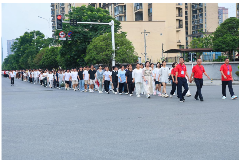 【湘伴高考2025现场直击】高考第一天，看花垣1851名考生乘风破浪