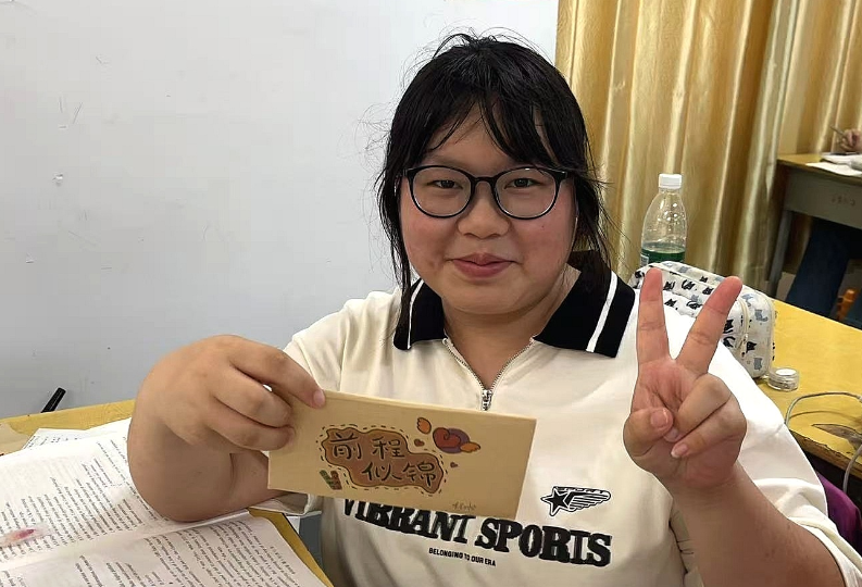【湘伴高考2025现场直击】石门二中：考生拆封特别“家书”