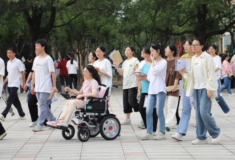 【湘伴高考2025现场直击】石门：轮椅上的高考逐梦者