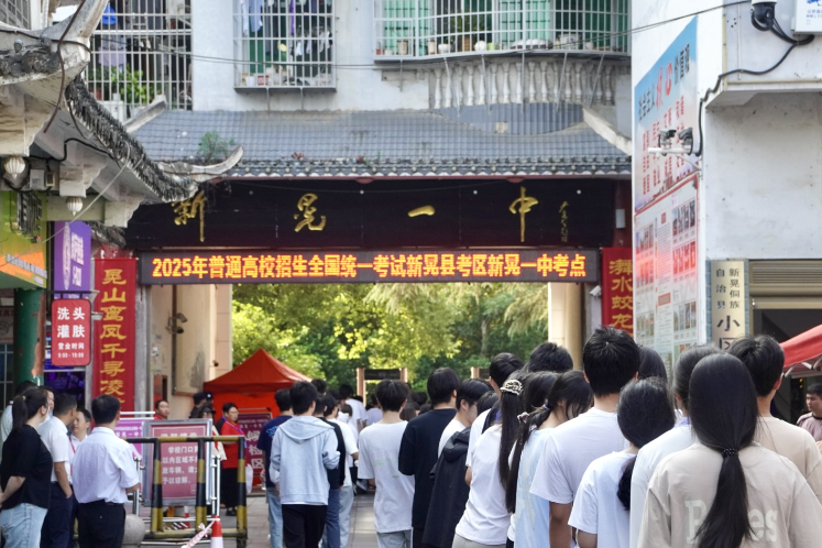 【湘伴高考2025现场直击】新晃：1364名学子执笔为剑 逐梦青春考场