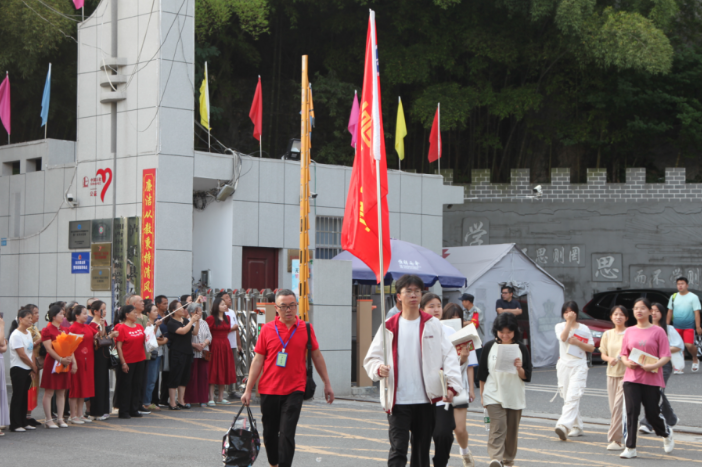 【湘伴高考2025现场直击】泸溪：1784名学子沉着应考