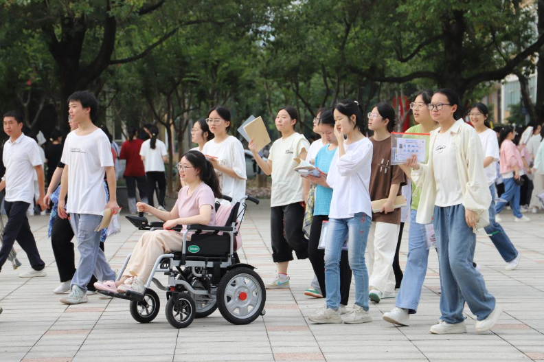 【湘伴高考2025现场直击】石门：轮椅上的高考逐梦者
