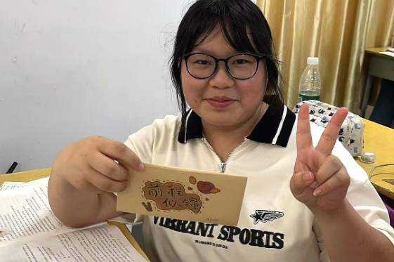 【湘伴高考2025现场直击】石门二中：考生拆封特别“家书”