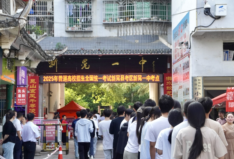 【湘伴高考2025现场直击】新晃：1364名学子执笔为剑 逐梦青春考场