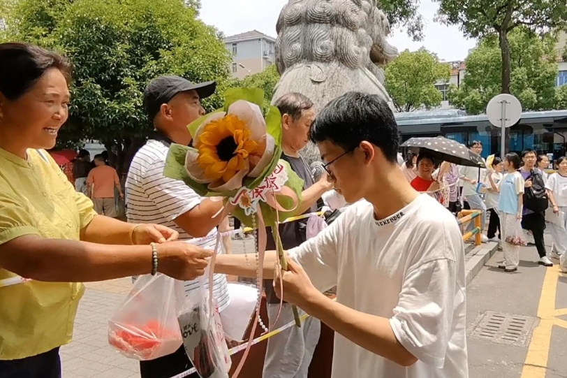 【湘伴高考2025现场直击】桃源县第二中学考点：温情与守护相伴
