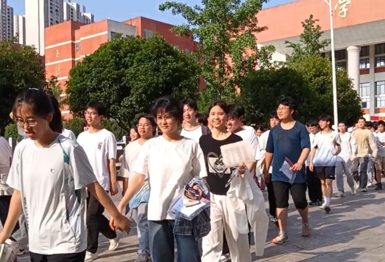 【湘伴高考2025现场直击】凤凰：2244名考生从容应考展风采